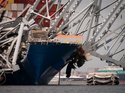 السفينة \"دالي\" بعد اصطدامها بجسر \"فرانسيس سكوت كي\" في بالتيمور، الولايات المتحدة - المصدر: بلومبرغ
