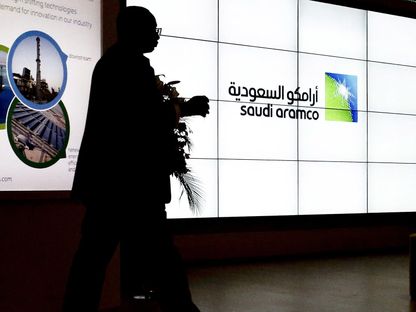 شعار شركة \"أرامكو\" السعودية على شاشة إلكترونية، الرياض، السعودية. - المصدر: بلومبرغ