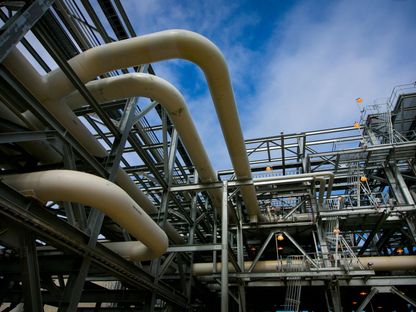 تمر أنابيب الغاز عبر مصنع في مشروع كوينزلاند كورتيس للغاز الطبيعي المسال في غلادستون، أستراليا، يوم الأربعاء 15 يونيو 2016 - المصدر: بلومبرغ