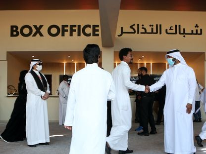 سعوديون يتجمعون أمام شباك التذاكر بأحد دور السينما خلال النسخة الأولى من مهرجان البحر الأحمر السينمائي، قبل عرض فيلم \"أبطال\" في مدينة جدة السعودية، 12 ديسمبر 2021. - Red Sea Film Festival - المصدر: الشرق