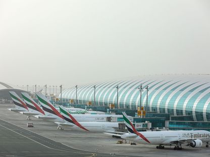 طائرات تابعة لـ\"طيران الإمارات\" تركن في مطار دبي الدولي  - المصدر: بلومبرغ