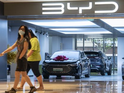 من داخل إحدى صالات عرض شركة \"بي واي دي\" للسيارات الكهربائية في شنغهاي، الصين - المصدر: بلومبرغ