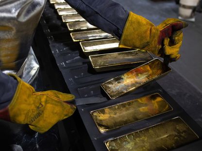 عامل يرفع سبائك الذهب المبردة زنة 12 كيلوغراماً من قوالبها بمصنع بريوكسكي للمعادن غير الحديدية في كاسيموف ، روسيا  - المصور: أندريه روداكوف / بلومبرغ
