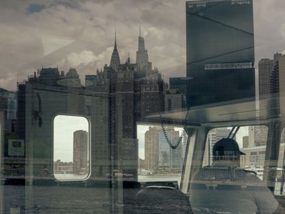انعكاس أفق مانهاتن على زجاج قمرة القيادة في إحدى عبارات \"إيست ريفر فيري\" بالقرب من حي \"لونغ آيلاند سيتي\" بحي كوينز في نيويورك، الولايات المتحدة، يوم 17 أغسطس 2022. - المصدر: بلومبرغ