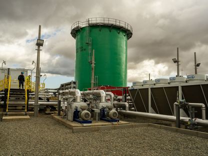 خزان مؤقت لتخزين الميثانول في مصنع (Haru Oni) تجريبي للوقود المبتكر (HIF) في بونتا أريناس، تشيلي. 30 يناير 2023. - المصدر: بلومبرغ