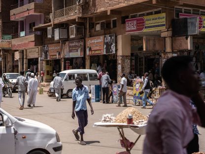 أشخاص في أحد الأسواق بالسودان - بلومبرغ