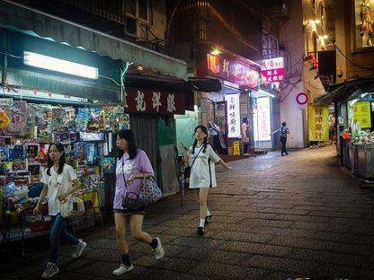 مشاة في شوارع ماكاو، الصين - المصدر: بلومبرغ