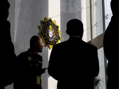 ضباط لجنة مكافحة الفساد الماليزية واقفون في مقر الوكالة قبل وصول رئيس الوزراء الماليزي السابق نجيب رزاق إلى بوتراجايا، ماليزيا، يوم الخميس 24 مايو 2018 - المصدر: بلومبرغ