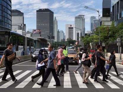 مشاة يعبرون طريقًا في المنطقة التجارية المركزية في جاكرتا، إندونيسيا، يوم الأربعاء، 1 أبريل 2020 - المصدر: بلومبرغ