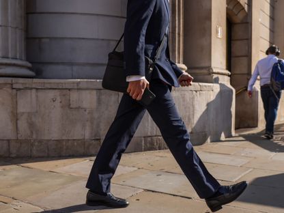 رجل أعمال يمشي بالقرب من بنك انكلترا في لندن  - المصدر: بلومبرغ