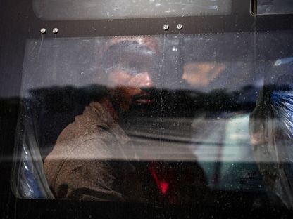 لاجئ في سيارة تابعة للصليب الأحمر الإيطالي بعد وصوله إلى جزيرة لامبيدوزا الإيطالية، إيطاليا - المصدر: بلومبرغ