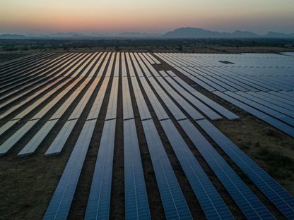 الألواح الكهروضوئية في مزرعة توليد الطاقة الشمسية في بافاجادا، كارناتاكا، الهند. - المصدر: بلومبرغ