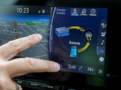 عرض معلومات شحن البطارية على وحدة التحكم في لوحة القيادة في سيارة كهربائية تعمل بخلايا وقود الهيدروجين من إنتاج \"تويوتا\" في برلين، ألمانيا  - المصدر: بلومبرغ