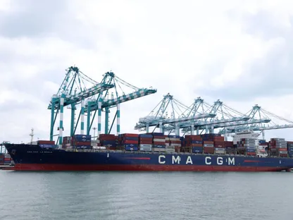 سفينة الحاويات \"لا سكالا\" تابعة لشركة \"سي إم إيه سي جي إم\" ترسو بميناء تانجونج بيليباس، بمنطقة إسكندر بوتيري في مدينة جوهور في ماليزيا - المصدر: بلومبرغ