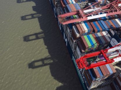 حاويات شحن على متن سفينة - المصدر: بلومبرغ