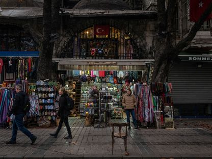 بائع ينتظر العملاء في متجر للهدايا التذكارية في منطقة السلطان أحمد بإسطنبول، تركيا. - المصدر: بلومبرغ