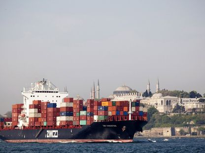 سفينة نقل حاويات تبحر عبر قناة البوسفور في اسطنبول بتركيا - المصدر: بلومبرغ