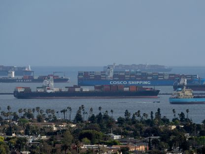سفن حاويات تنتظر قبالة ميناء لونغ بيتش، لونغ بيتش، كاليفورنيا، الولايات المتحدة - المصدر: بلومبرغ