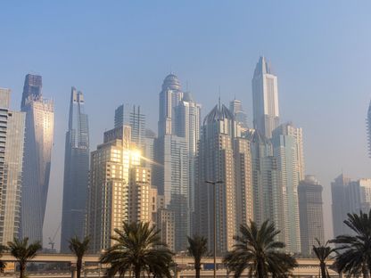 أبراج سكنية في منطقة دبي مارينا، دبي، الإمارات العربية المتحدة - المصدر: بلومبرغ