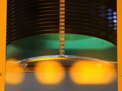 طبقة من رقائق السيليكون قياس 300 ملم خلال عملية تصنيع داخل مصنع \"روبرت بوش\" (Robert Bosch GmbH) لأشباه الموصلات في درسدن، بألمانيا - المصدر: بلومبرغ