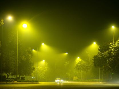 سيارة تسير على طول طريق مغطى بالضباب الدخاني في نيودلهي، الهند - المصدر: بلومبرغ