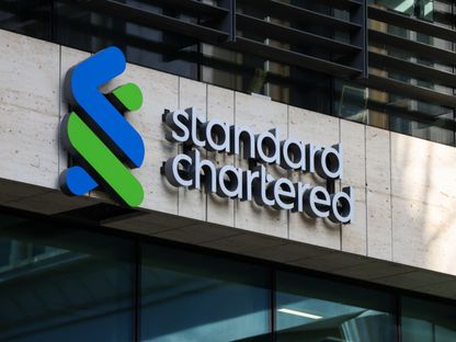 شعار \"ستاندرد تشارترد\" فوق المقر الرئيسي في لندن، المملكة المتحدة - المصدر: بلومبرغ
