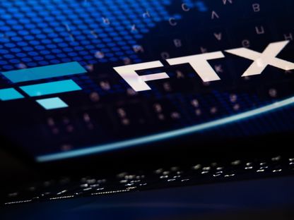 شعار بورصة \"إف تي إكس\" لتداول مشتقات العملات المشفرة على شاشة كمبيوتر محمول بمدينة ريغا في لاتفيا - المصدر: بلومبرغ