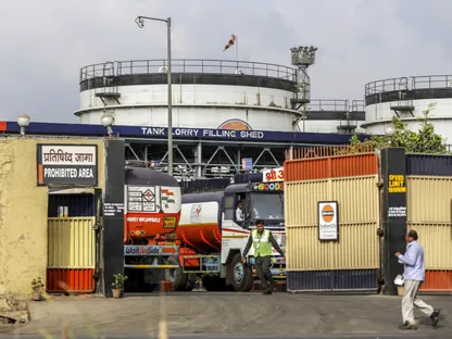 جانب من منشأة نفطية تابعة لشركة \"إنديان أويل\" الهندية - بلومبرغ