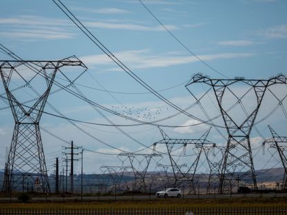 شبكات الكهرباء قد تتوقف عن العمل في جنوب أفريقيا بسبب ارتفاع أسعار الوقود والفحم اللازمان لتشغيل المحطات - المصدر: بلومبرغ