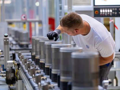 أحد الموظفين يفحص المكونات النهائية في خط إنتاج لدى  مصنع خلايا الوقود تديره \" فولكس واجن\" في سالزغيتر ، ألمانيا - المصدر: بلومبرغ