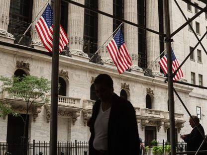 مشاة يعبرون أمام مبنى \"بورصة نيوروك\" (NYSE) في نيويورك بالولايات المتحدة، يوم الإثنين 18 يوليو 2022  - المصدر: بلومبرغ