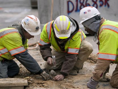 عمال في موقع للبناء في واشنطن العاصمة، الولايات المتحدة - المصدر: بلومبرغ
