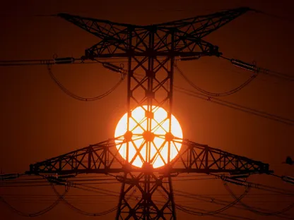 برج لنقل الطاقة الكهربائية عالية الجهد وقت الغروب - رويترز