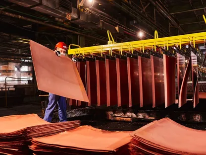 عامل يمسك بصفائح كاثود النحاس المشكلة حديثاً في أحد المستودعات في مصنع صهر النحاس \"كيه جي إتش إم بولسكا ميدز\" في جلوجو، بولندا - المصدر: بلومبرغ