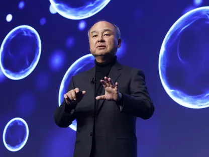 ماسايوشي سون يتحدث خلال فعالية \"سوفت بنك وورلد\" في طوكيو، اليابان - بلومبرغ