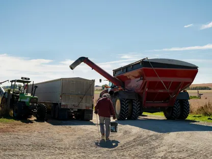 مزارع يسير نحو شاحنة حبوب خلال حصاد فول الصويا في مينيسوتا، الولايات المتحدة الأميركية. 11 أكتوبر 2025 - بلومبرغ