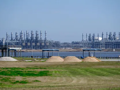 محطة تصدير الغاز الطبيعي المسال \"تشينير سابين باس\" في كاميرون، ولاية لويزيانا، الولايات المتحدة - بلومبرغ