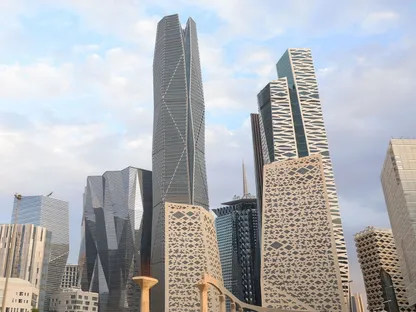أبراج مكتبية في مركز الملك عبدالله المالي ويبدو في الوسط برج