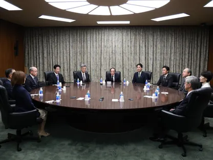 كازوا أويدا محافظ بنك اليابان في الوسط خلال اجتماع السياسة النقدية في مقر البنك المركزي في طوكيو، اليابان، 30 أكتوبر - بلومبرغ