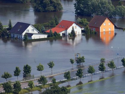 صورة جوية لمنازل تغمرها المياه جزئياً من فيضان نهر بمدينة فيشبيك بألمانيا. المفوضية الأوربية تطرح خطة مناخ أكثر تشديداً للتفاوض - المصدر: بلومبرغ