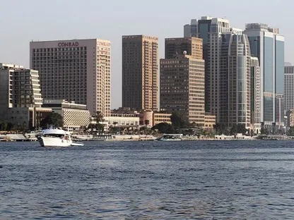 مشهد لأبراج عالية من الفنادق والمباني المكتبية المطلة على نهر النيل في القاهرة، مصر - المصدر: بلومبرغ