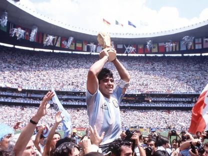 مارادونا محمولاً على الأعناق بعد التتويج بكأس العالم 1986 على حساب ألمانيا - المصدر: الموقع الرسمي للاتحاد الدولي لكرة القدم "فيفا"