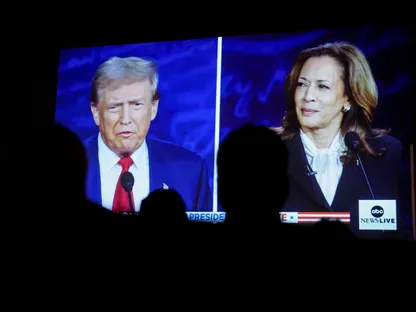 الرئيس الأميركي السابق دونالد ترمب ونائبة الرئيس الأميركي كامالا هاريس على الشاشة خلال حفل لمشاهدة المناظرة في مسرح كاميو آرت هاوس في فاييتفيل بولاية نورث كارولينا بأميركا بتاريخ 10-9-2024 - المصدر: بلومبرغ