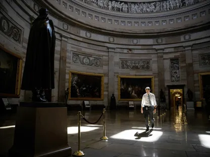 عامل يسير عبر القاعة المستديرة في مبنى الكابيتول الأميركي في واشنطن العاصمة، الولايات المتحدة، 3 أكتوبر 2025 - بلومبرغ