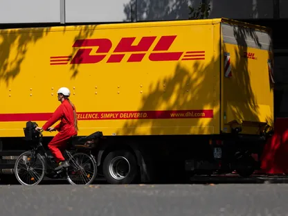 شاحنة توصيل طرود تابعة لـ\"دي إتش إل\" - بلومبرغ