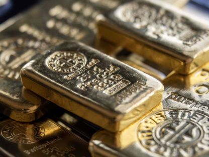 سبيكتان من الذهب من شركة \"أرغور هيراوس\" في شركة \"سولر كابيتال غولد\"، منسقة في بودابست بالمجر - المصدر: بلومبرغ