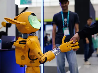 روبوت شبيه بالإنسان يصافح أحد الزوار في معرض سيؤول لروبوتات الذكاء الاصطناعي في 30 سبتمبر 2025 - بلومبرغ