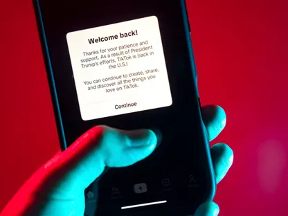 رسالة ترحيب بالمستخدمين وشكر للرئيس الأميركي المنتخب دونالد ترمب من تطبيق \"تيك\"توك\" في صورة معدّة على هاتف ذكي في أرلينغتون بولاية فيرجينيا في 19 يناير 2025 - بلومبرغ