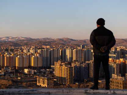 شخص ينظر إلى مبانٍ في أولان باتور، منغوليا - بلومبرغ