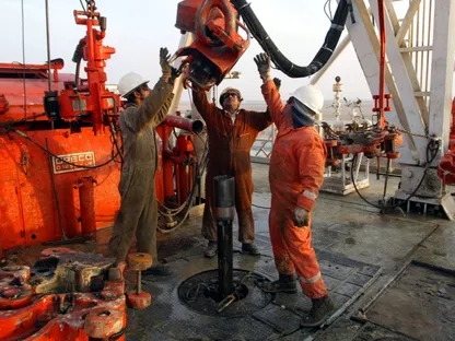 عمال شركة نفط الكويت يقومون بتغيير أنابيب على منصة حفر على الحدود الشمالية بين العراق والكويت - بلومبرغ